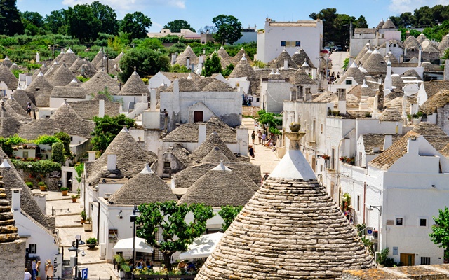 Chiêm ngưỡng vẻ đẹp cổ kính của thị trấn Alberobello khi du lịch Ý